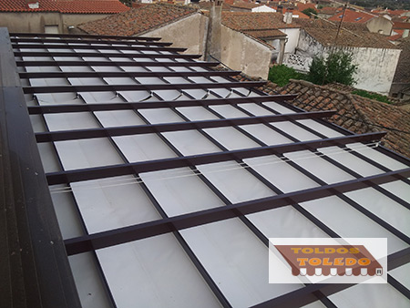 Instalacion de pergolas con lona soltis en Talavera de la Reina.