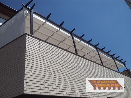 Instalacion de pergolas con lona soltis en Talavera de la Reina.